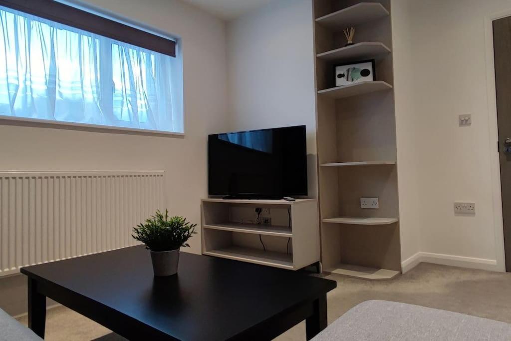 Comfortable 1 Bed Flat With Air Con Borehamwood Exterior foto